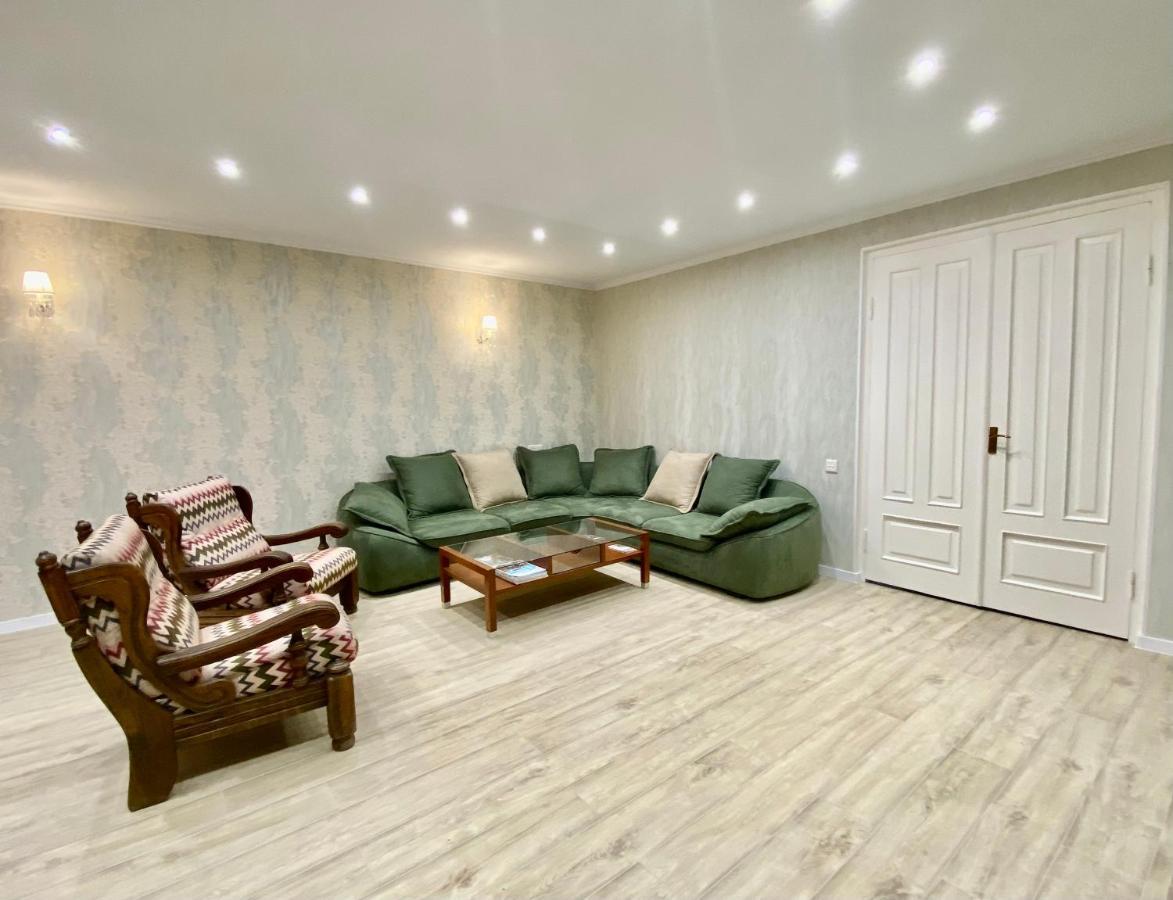 טביליסי Spacious Dinamo Apartment מראה חיצוני תמונה